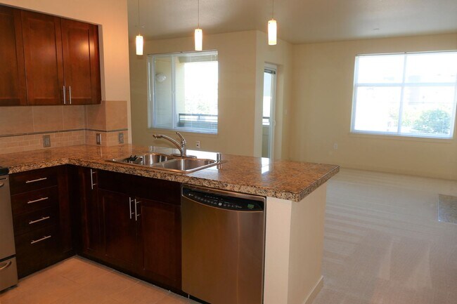 Building Photo - Top Floor 2 Bedroom, 2 Bathroom Condo in t...
