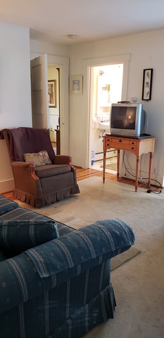 Building Photo - 1 Bedroom Cottage Available July 20th