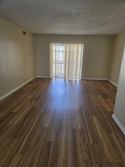 Foto del edificio - 1000 Lake of the Woods Blvd