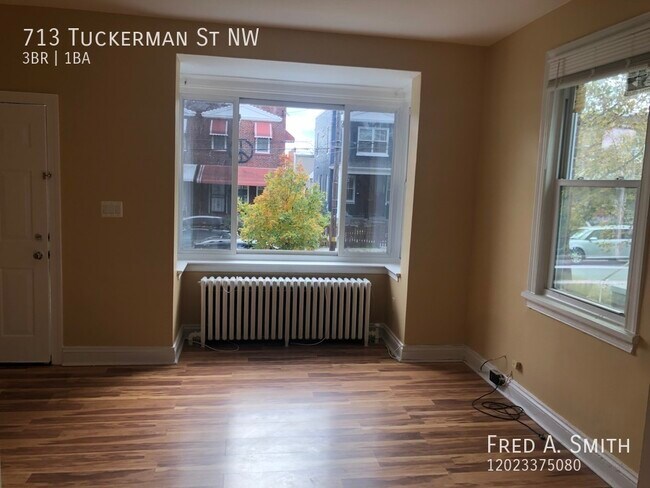 Building Photo - 3 Bedroom Townhouse In Brightwood Availabl...