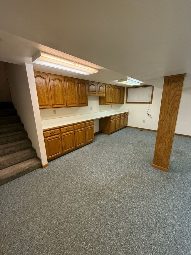 Foto del edificio - FOR RENT! Spacious 3-Bedroom Home with Garage & Large Yard – Davenport, IA