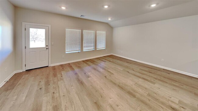 Foto del edificio - 6101 Green Meadow Ln