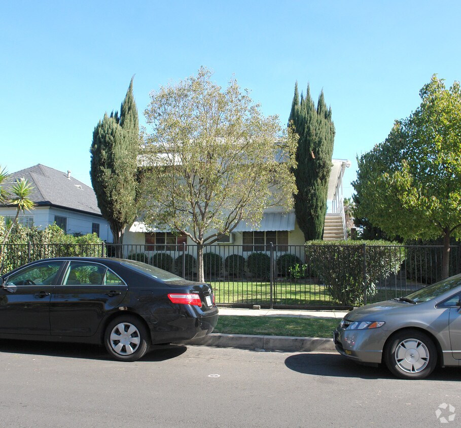 tree obstruction no side or rear view - 5522 Willow Crest Ave