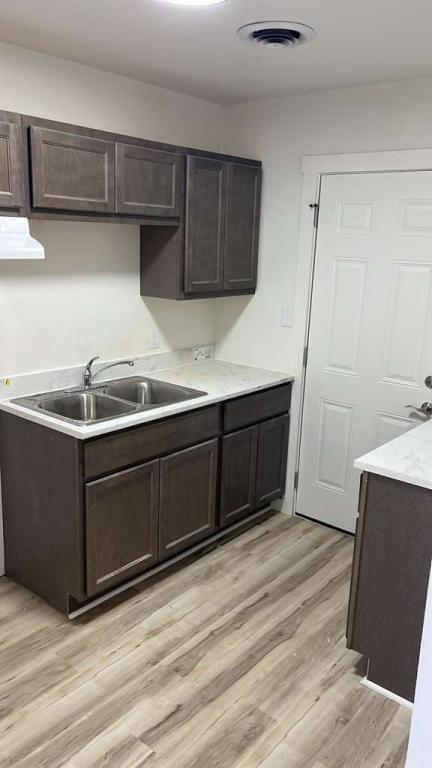 Foto del edificio - 107 N Russell St