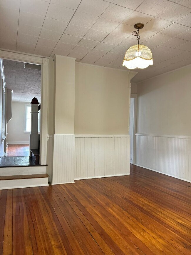 Building Photo - 3 bedroom, 1 bath, 2 story half double house