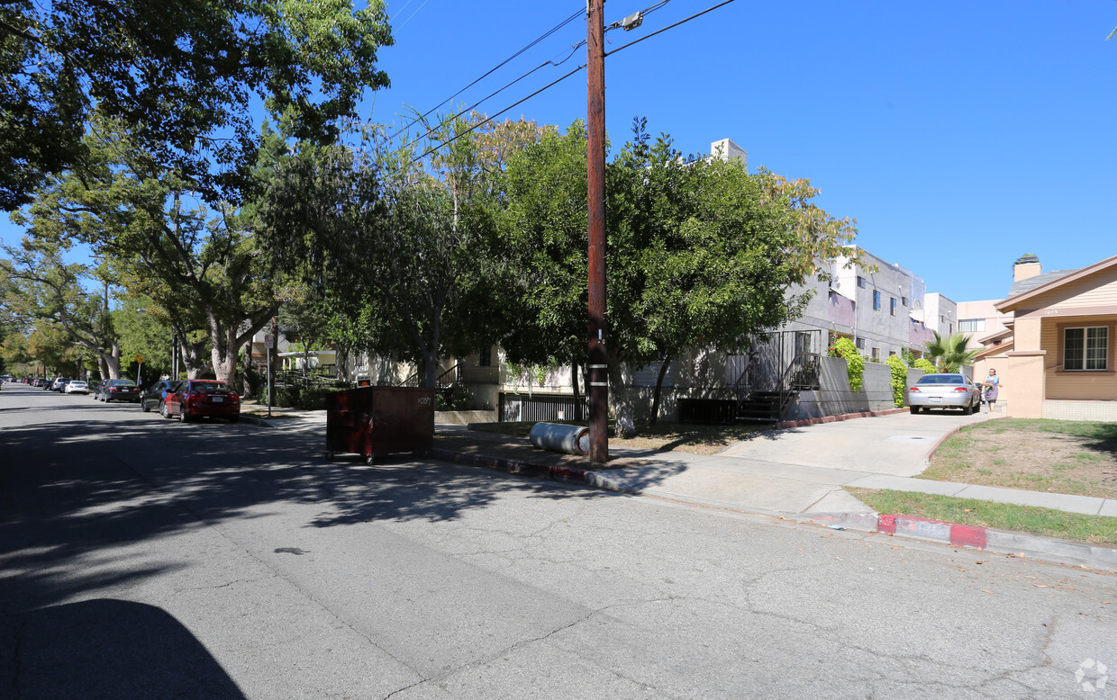 Primary Photo - Raleigh Court Apartments