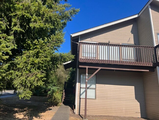 Building Photo - Bacolas Duplex 1