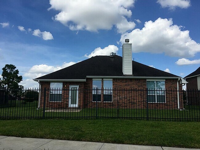 Foto del edificio - 24419 Lake Path Cir