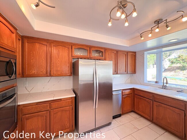 Foto del edificio - Welcome to this stunning 4-bedroom, 3-bathroom home located in the desirable La Costa neighborhoo...