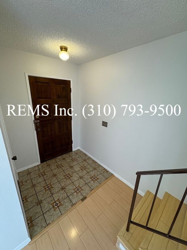 Foto del edificio - Remodeled Townhome with Garage and Laundry...