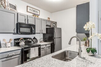 2BD, 2BA - 1150SF - Kitchen - Woodland Pines
