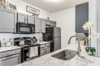 2BD, 2BA - 1150SF - Kitchen - Woodland Pines