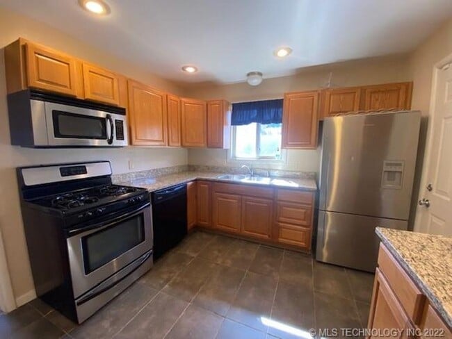 Building Photo - Mid-town Gem where comfort meets convenien...
