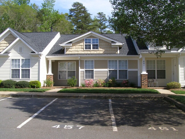Building Photo - Super Cute 2 bedroom 2 bath townhome In Ro...