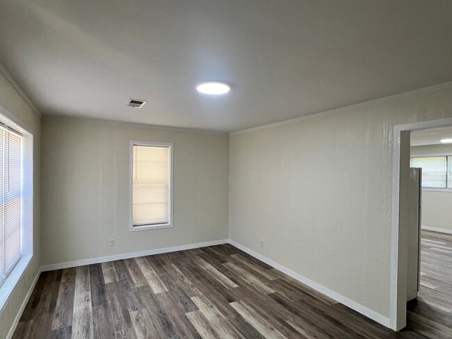 Building Photo - 929 E Sullenberger Ave