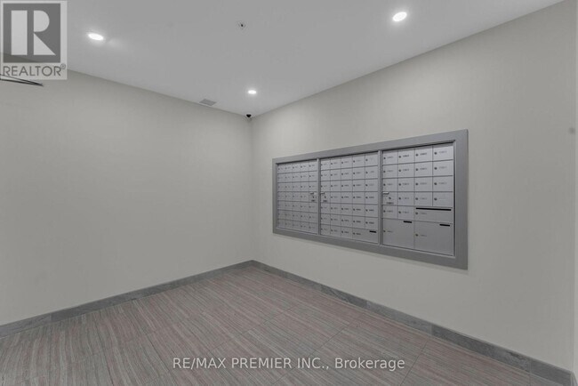 Photo du bâtiment - 1000 Lackner Blvd