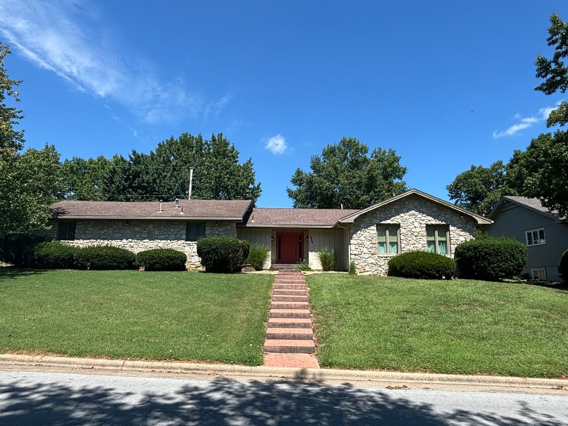 Primary Photo - Ranch Style Home in Cinnamon Square with P...