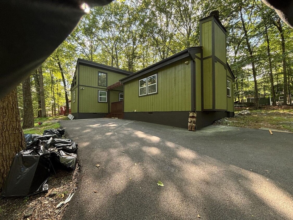 Primary Photo - Beautifully remodeled 3 bedroom home in an...