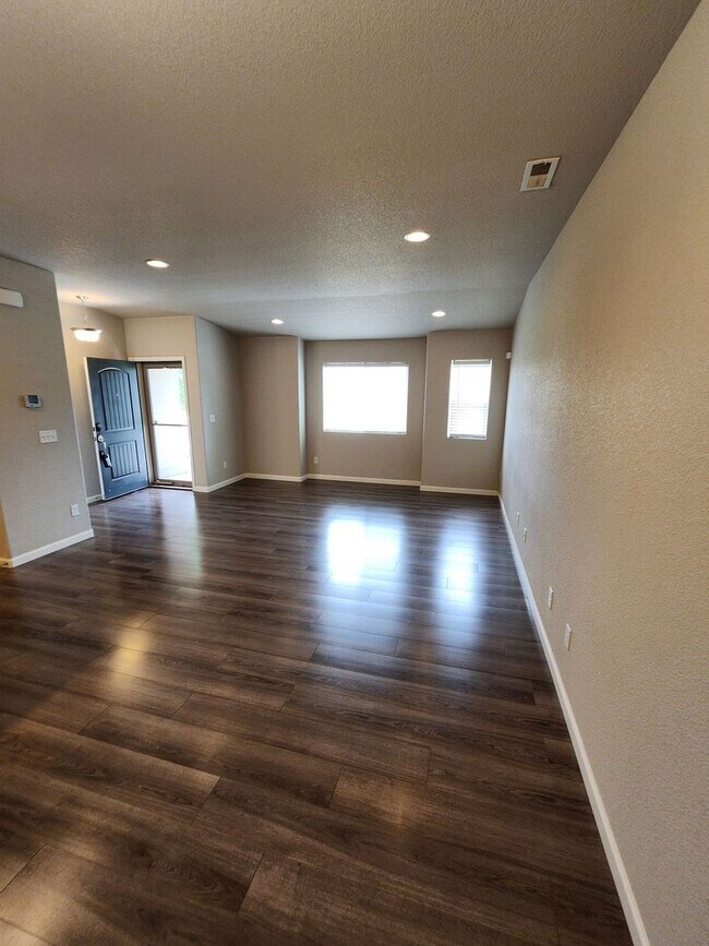 Foto del edificio - Beautiful Townhome