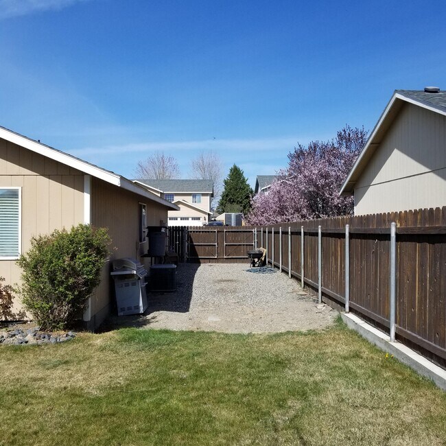 Building Photo - 6508 Robinson Dr