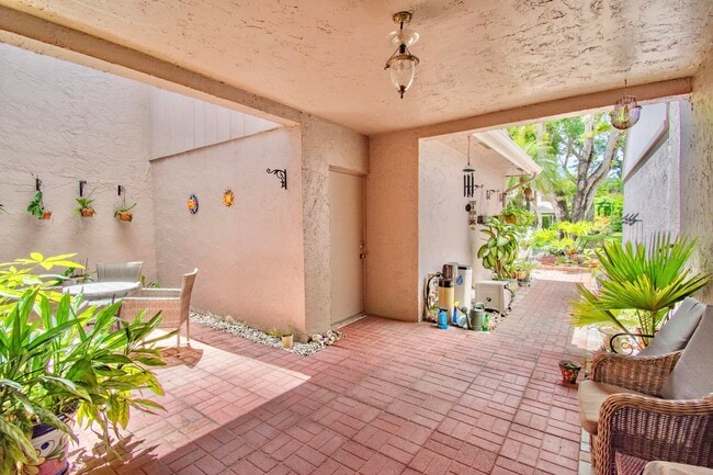 Building Photo - 6640 Thornhill Ct