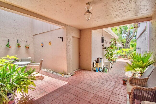 Foto del edificio - 6640 Thornhill Ct