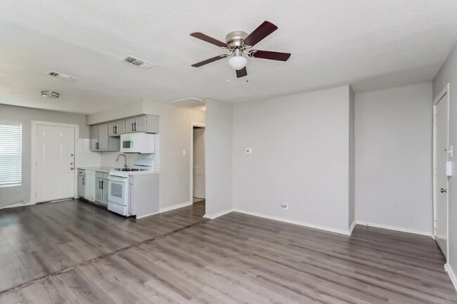 Building Photo - 5111 Royal Dr
