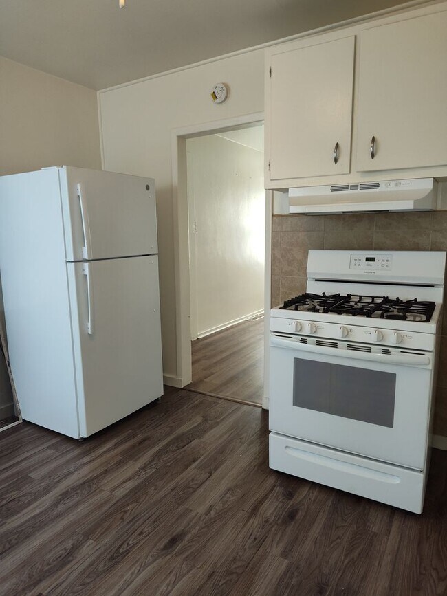 Building Photo - Bright & Inviting 2BD/1BA Apartment
