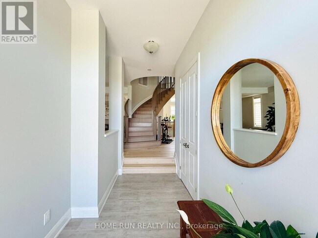 Building Photo - 392 Serenade Cres