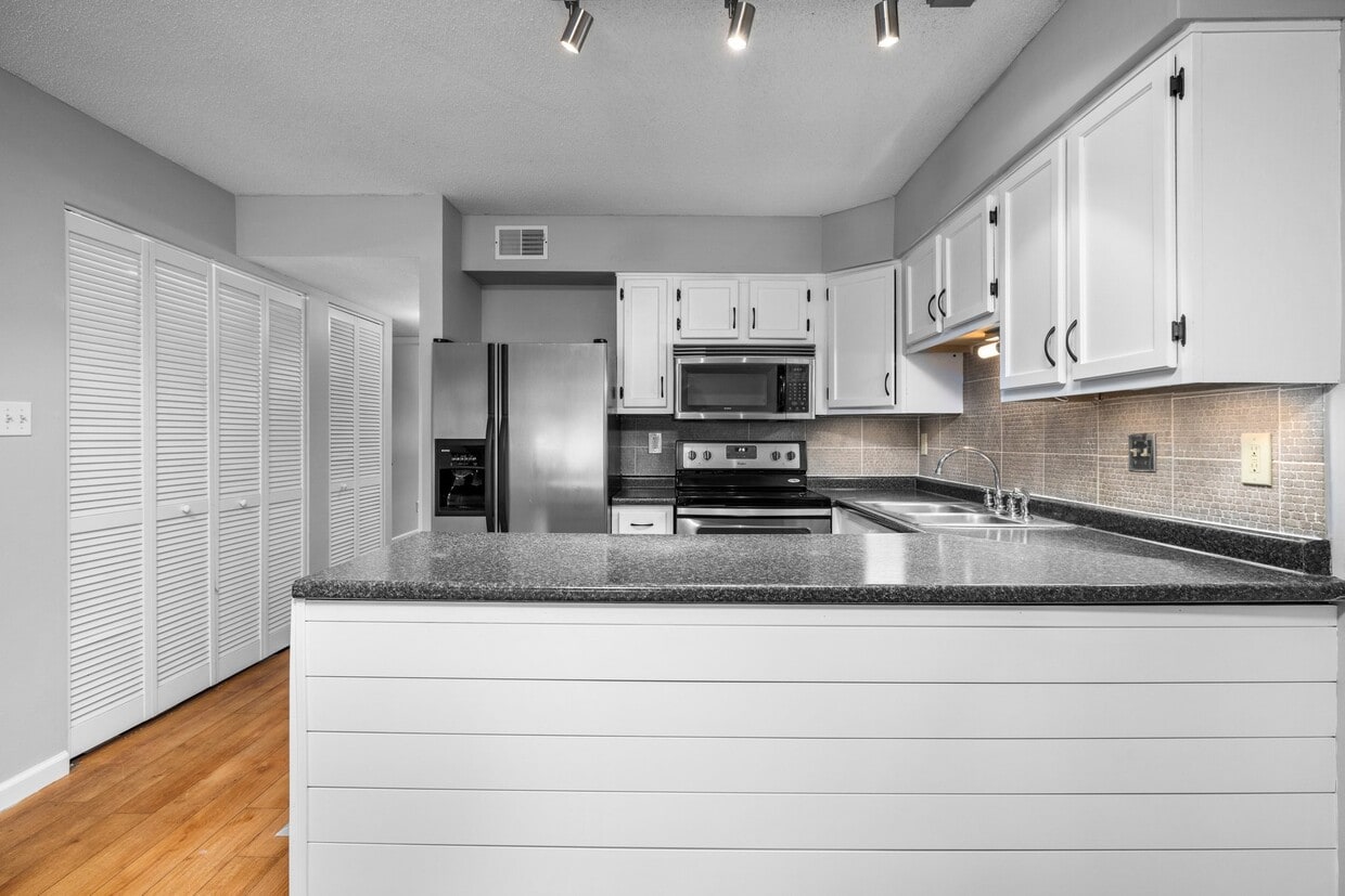 Primary Photo - 13811 Amiot Dr