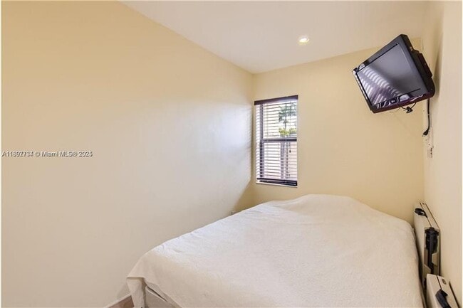 Foto del edificio - 3864 NE 167th St