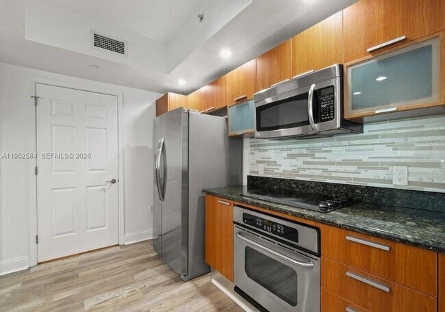 Building Photo - 231 Riverside Dr