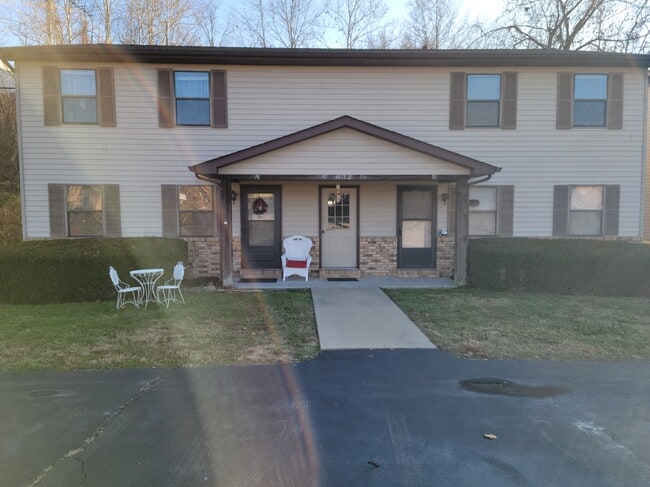 Building Photo - 632 Westwood Dr S