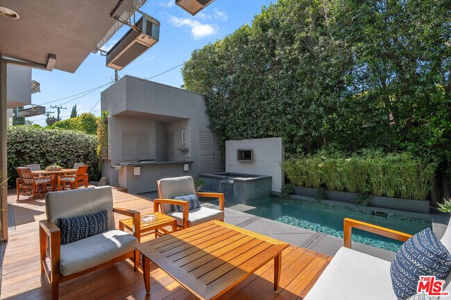 Foto del edificio - 8735 Dorrington Ave