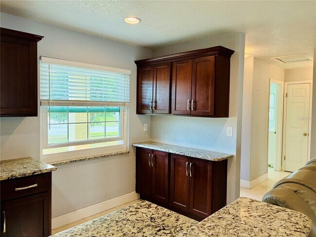 Foto del edificio - 14025 Yacht Club Blvd