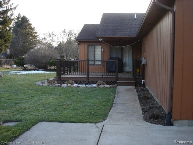 Building Photo - 3363 Watersedge Dr
