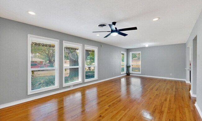 Foto del edificio - 1900 Hilltop Dr