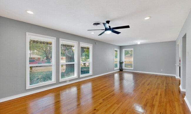 Photo - 1900 Hilltop Dr House