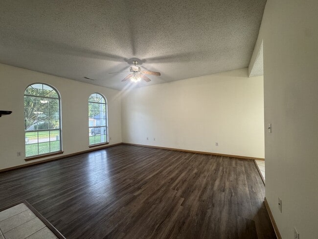 Building Photo - ***1502 Cresent***