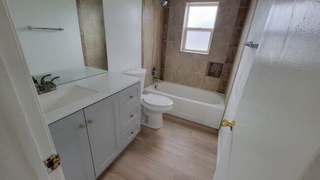Baño recientemente remodelado - 6640 Provincial Dr