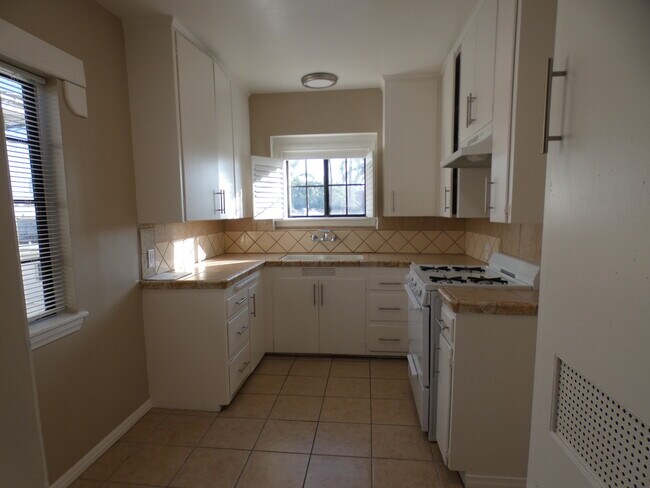 Building Photo - 2312 Cedar Ave