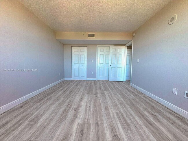 Foto del edificio - 3000 Coral Way