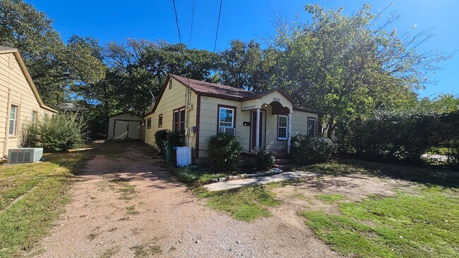 Photo - 2620 N Elm St House