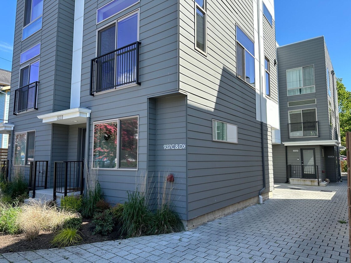 Primary Photo - Ideal Ballard townhouse - 2bed +Office