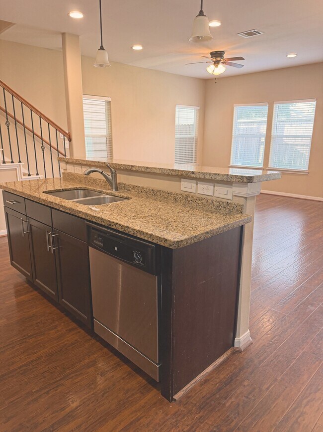 Foto del edificio - 17145 Wilthorne Gardens Ct