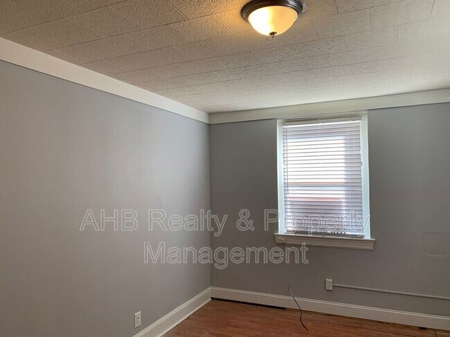 Building Photo - 126 S Beaumont Ave