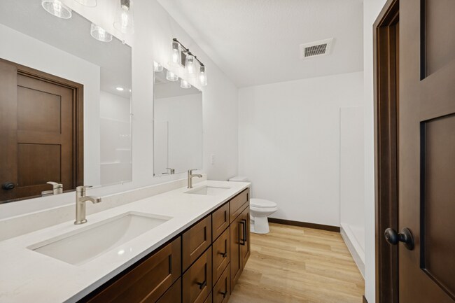 Foto del edificio - 18061 Walnut Circle