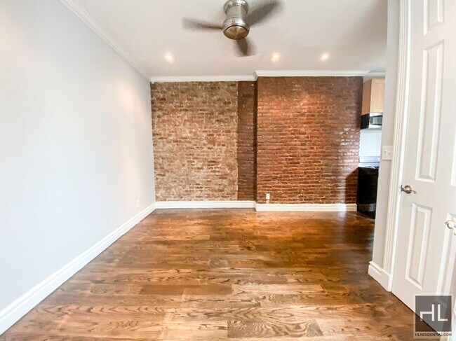 Foto del edificio - BEAUTIFUL SUN-KISSED NO-FEE 1 BED IN PRIME...