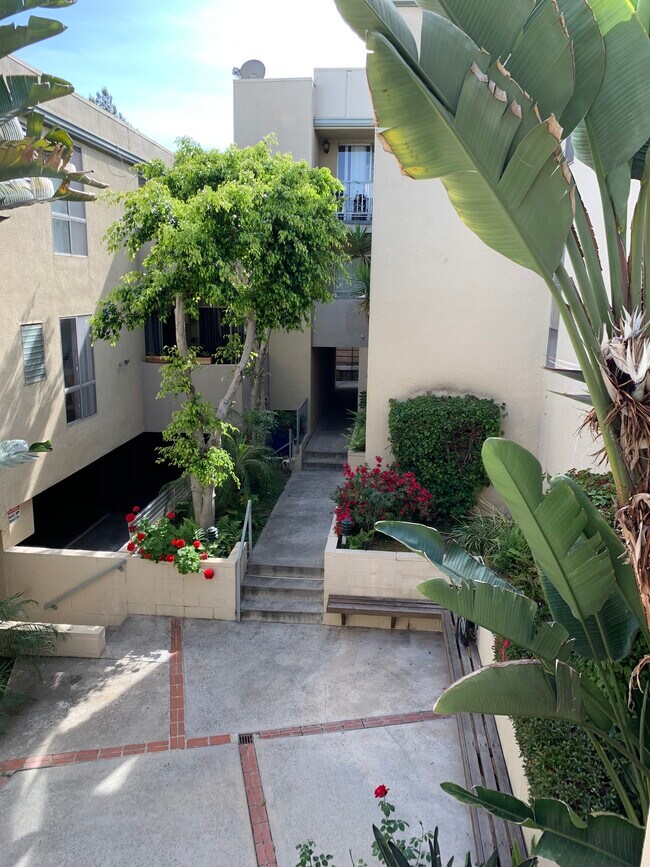 Foto del edificio - 3325 Kelton Ave