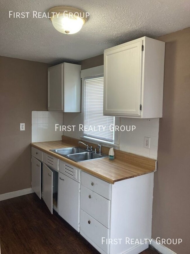 Building Photo - 1 Bedroom Downstairs Apartment for Rent, M...